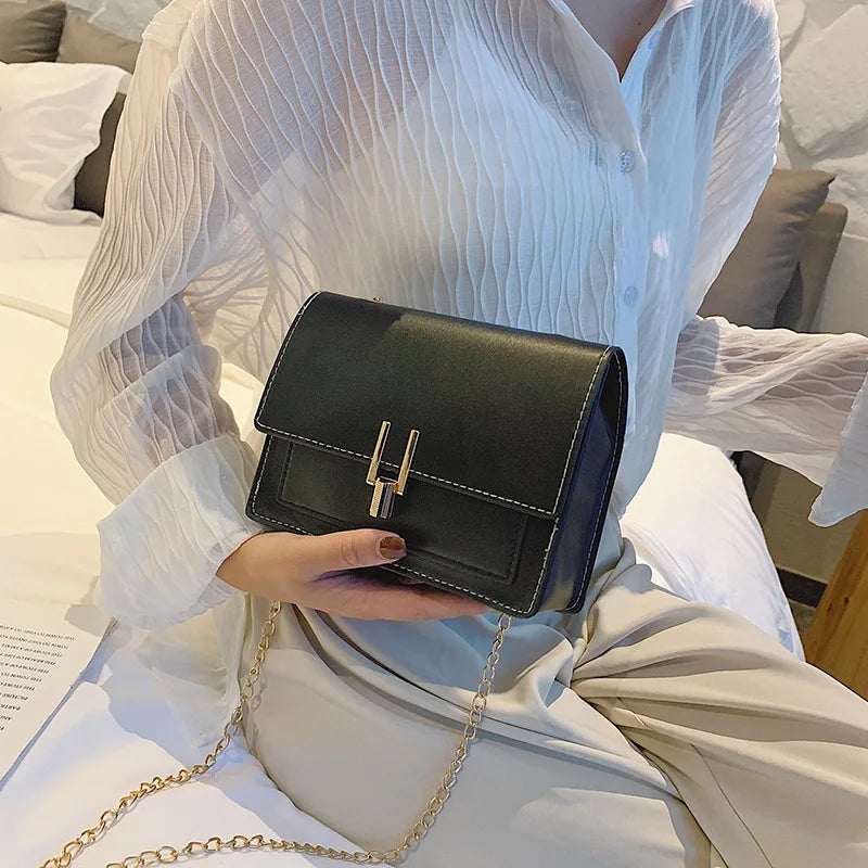 Bolsa Feminina com Alça Corrente Lili